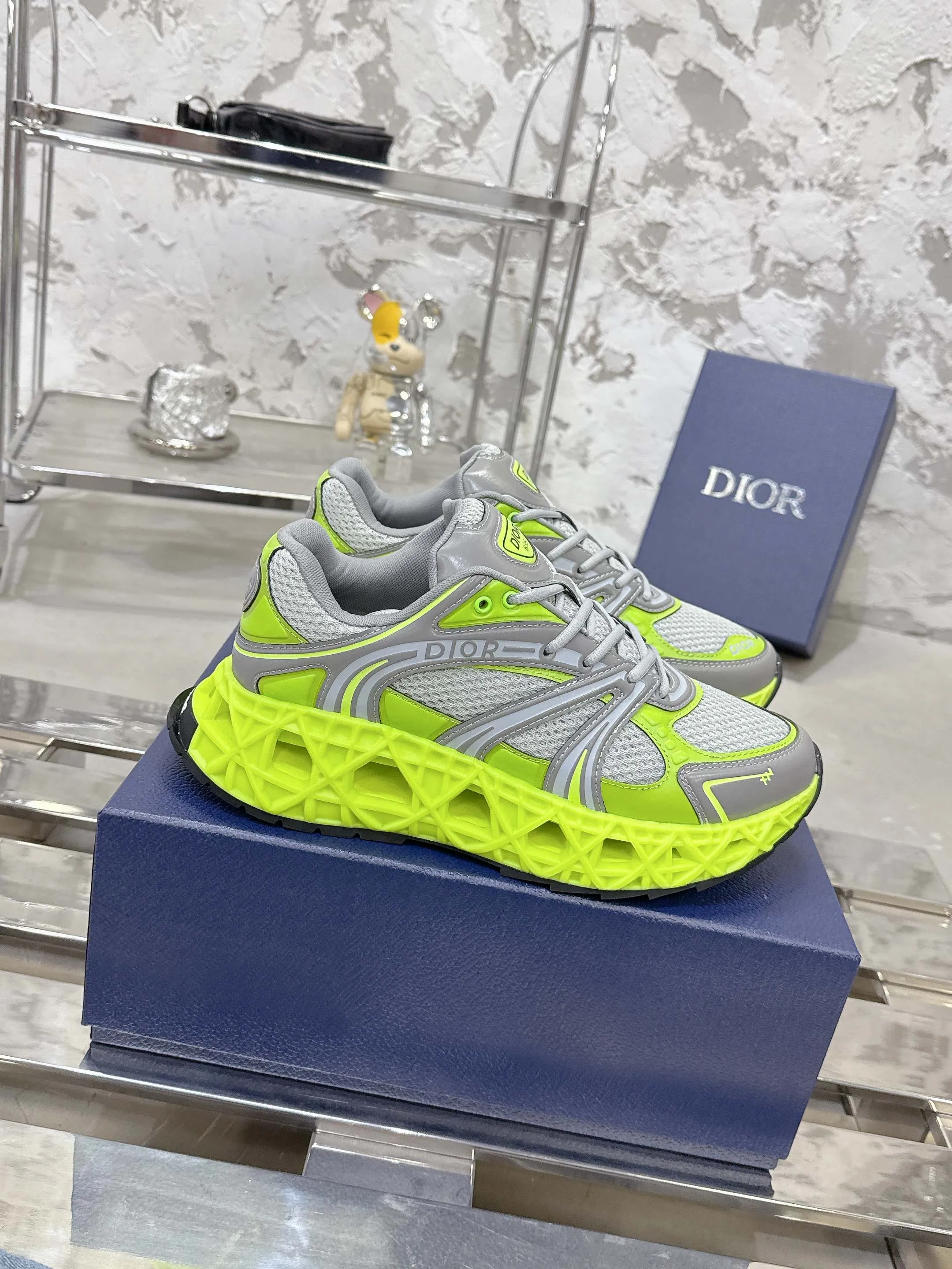 Factory price 780💰 Top version! ! ! Dior (B35) DIOR spring and summer men's wear show, the show was held at the Valle de Grasse School in Paris. Kim Jones drew inspiration from the works of South African artist Hylton Nel. The details of the shoes, clog soles and tribal elements, cleverly blended luxury craftsmanship and practicality, with fresh childishness and bright temperament, creating a new season hot spot. Dior KAWA Dior co-branded casual sports shoes reinterpret running shoes with Dior's high-end style. B35 is made of fine-textured leather and mesh fabric materials. It can be worn in all seasons, is comfortable and breathable, and has multiple lines on the shoe body to outline details. It has a full retro three-dimensional feel and can create a casual look all year round! Fabric: Cowhide/customized cloth material Lining: Imported breathable mesh Outsole: Original molded outsole Size: 39-46 (customized at 45.46)